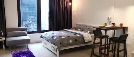Iron/ironing board, WiFi, bed sheets