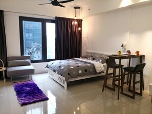 Een strijkplank/strijkijzer, wifi, beddengoed