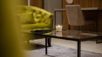 Apartamento, 2 habitaciones | Escritorio, espacio para trabajar con un portátil, cortinas opacas