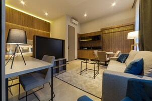 Estúdio luxo | Sala de estar | Smart TV 70 polegadas com canais digitais, TV, Netflix