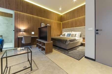 Deluxe Studio | 1 bedroom, desk, laptop workspace, blackout drapes