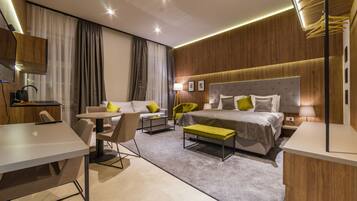 Studio Deluks | 1 kamar tidur, meja kerja, dan ruang kerja ramah laptop