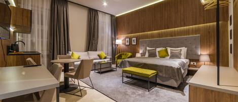 1 habitación, escritorio y espacio para trabajar con laptop