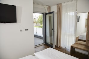 Comfort Triple Room | Desk, free cribs/infant beds, free WiFi, bed sheets - Lothringer Hof (Saarlouis)