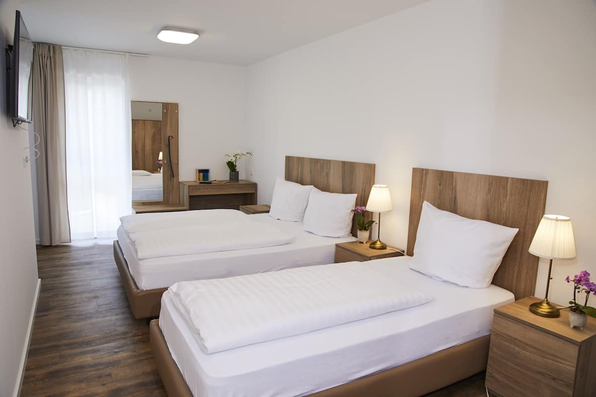 Comfort Triple Room | Desk, free cots/infant beds, free WiFi, bed sheets
