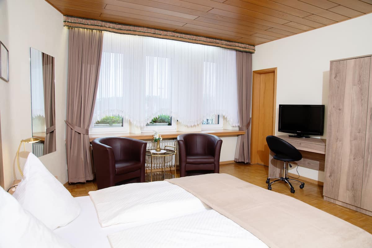 Double Room | Desk, free cots/infant beds, free WiFi, bed sheets