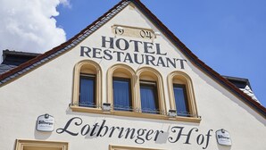 A hotel with a sign reading "HOTEL RESTAURANT" and "Lothringer Hof". - Lothringer Hof (Saarlouis)