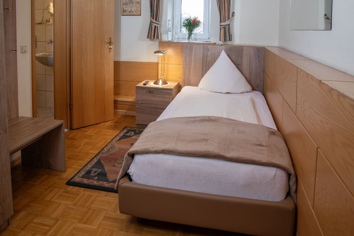 Single Room | Desk, free cots/infant beds, free WiFi, bed sheets