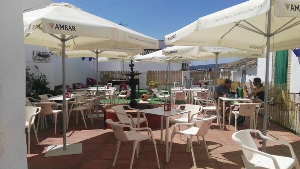 Daily continental breakfast (EUR 7.5 per person)