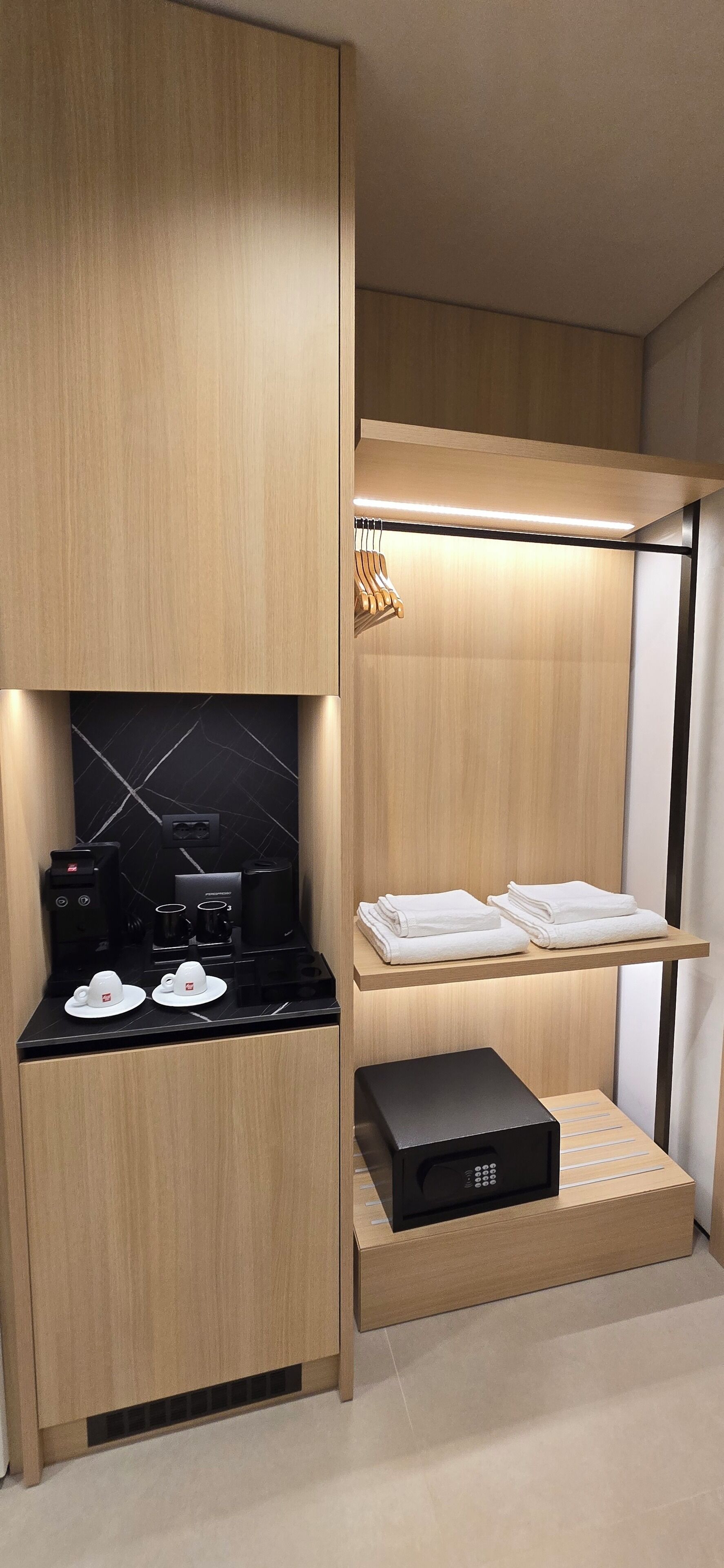 Roupas de cama antialérgicas, frigobar, cofres nos quartos, escrivaninha