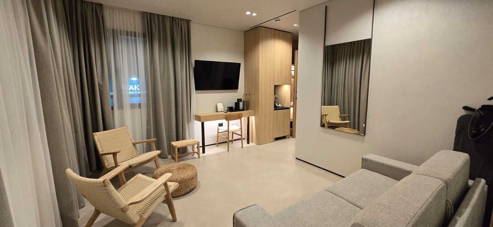 Deluxe Suite, Sea View | Living area