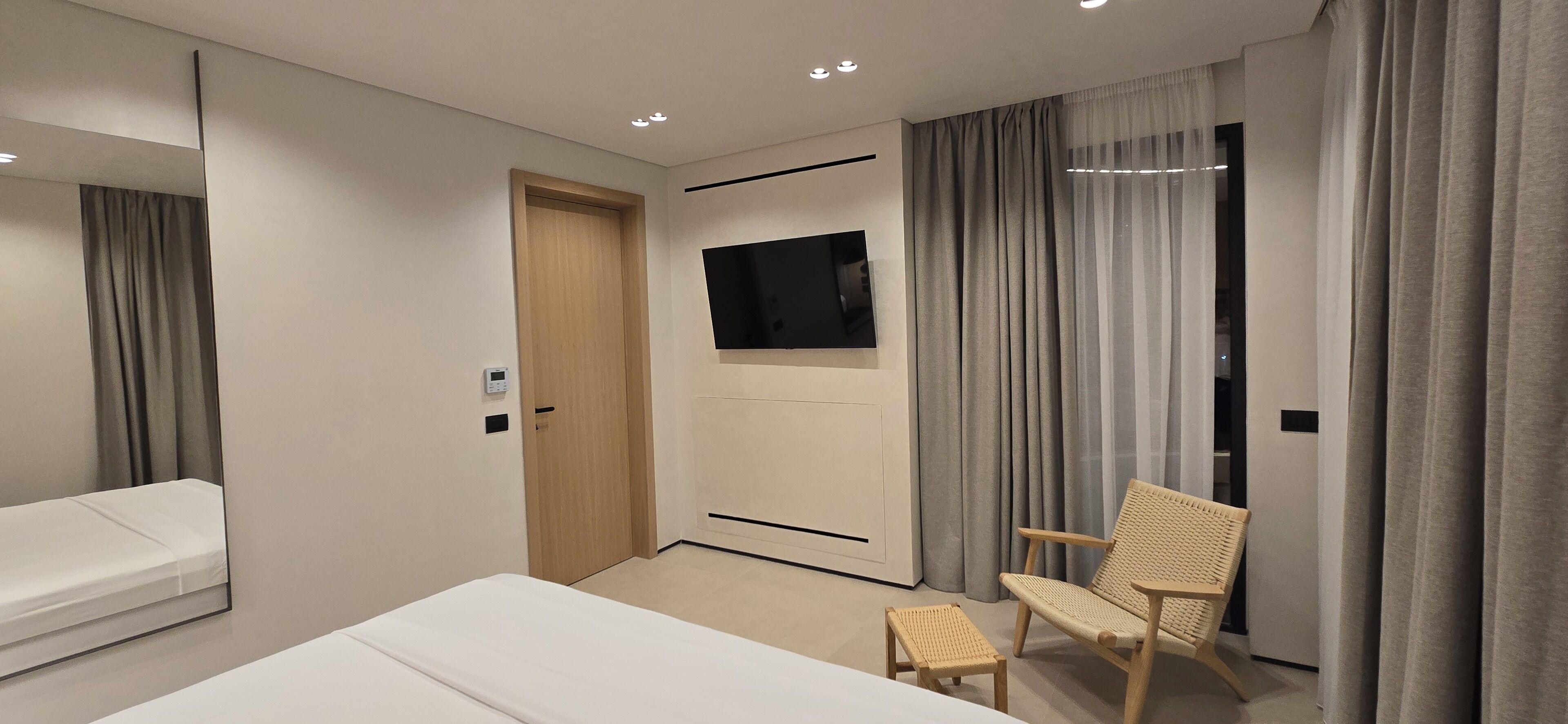 Hypo-allergenic bedding, minibar, in-room safe, desk