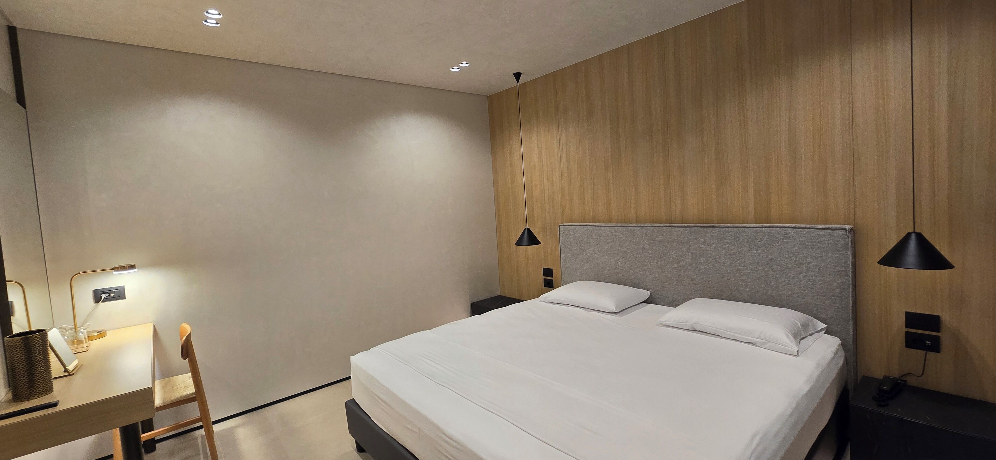 Hypo-allergenic bedding, minibar, in-room safe, desk