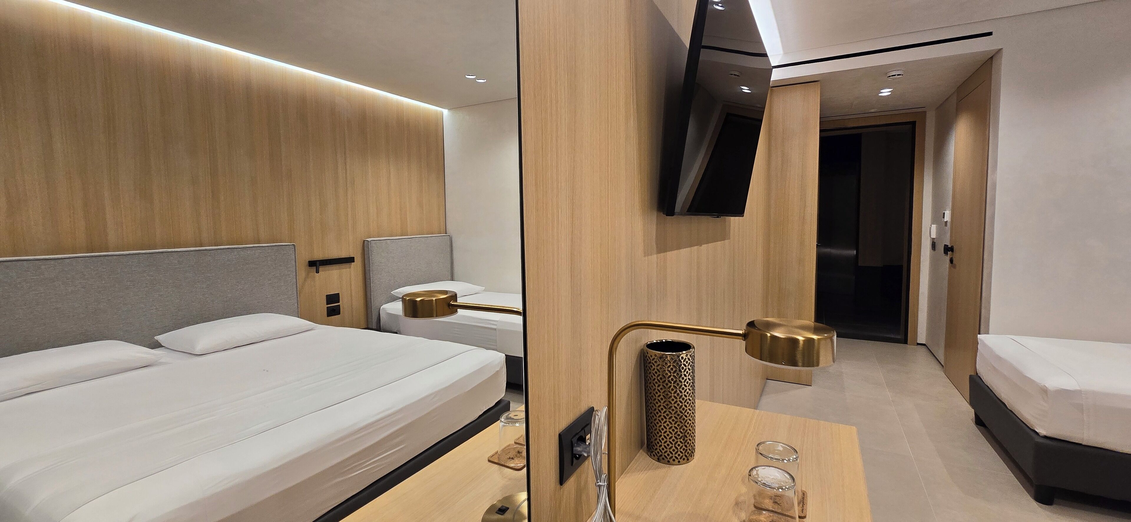 Hypo-allergenic bedding, minibar, in-room safe, desk