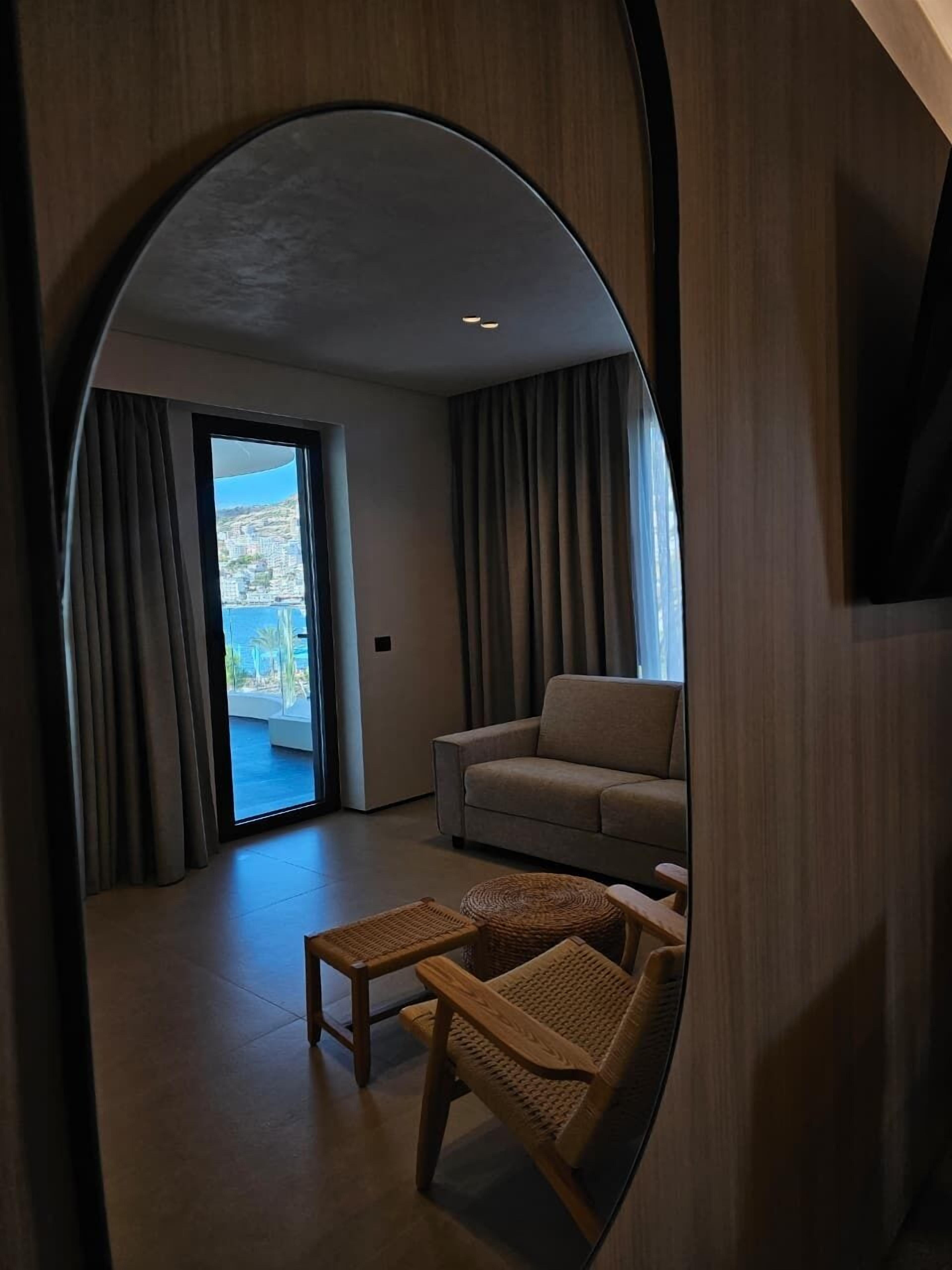 Photo - Lion Gate Hotel