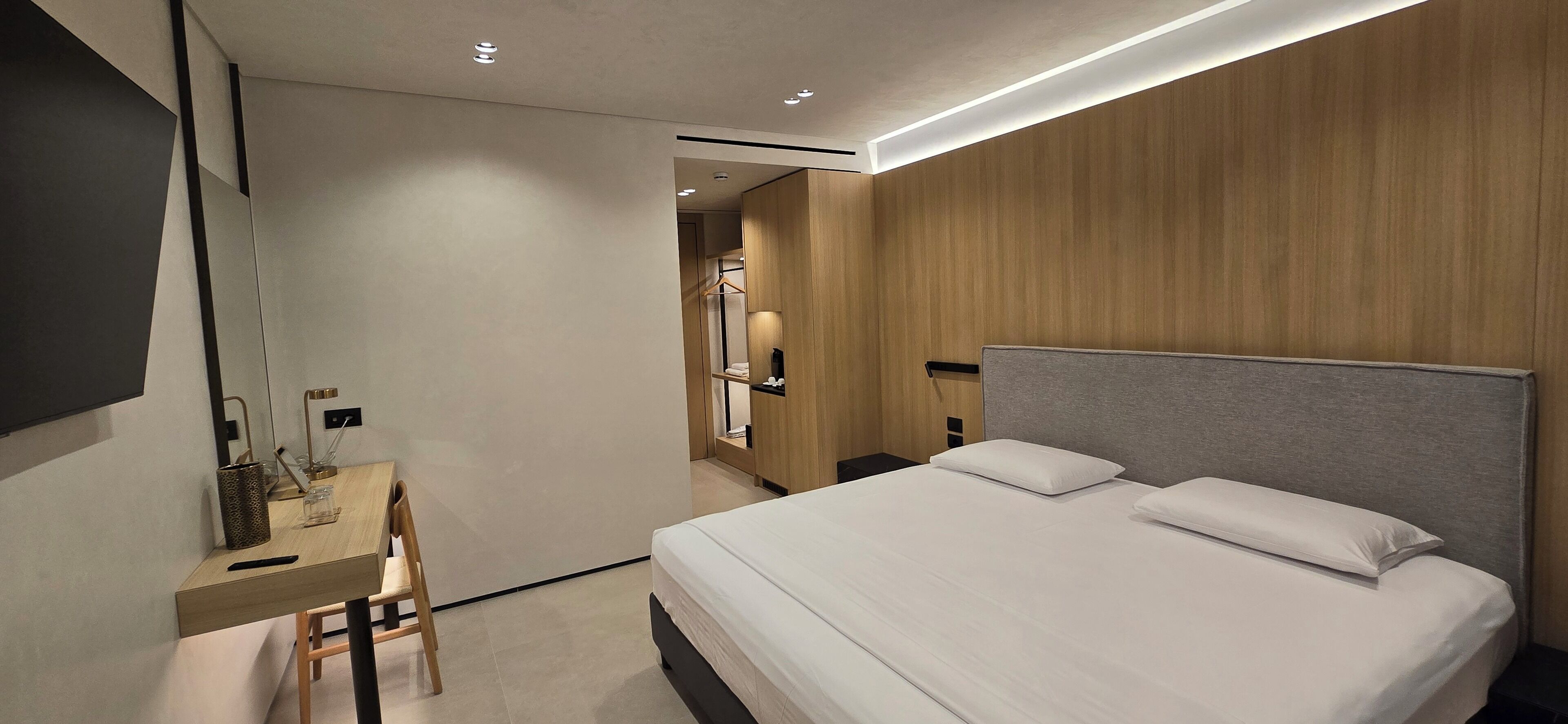 Hypo-allergenic bedding, minibar, in-room safe, desk