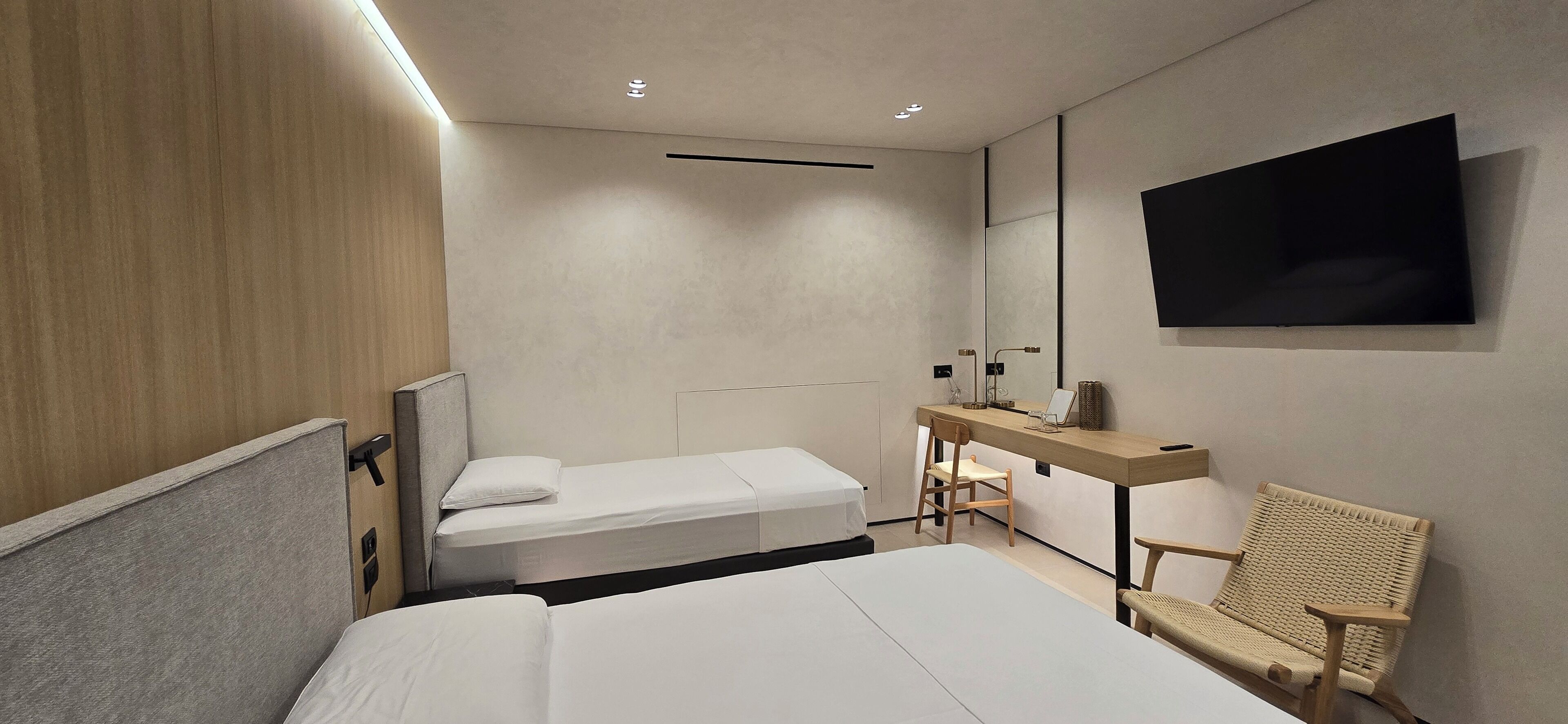 Hypo-allergenic bedding, minibar, in-room safe, desk