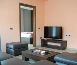 Deluxe tweepersoonskamer, balkon | Een kluis op de kamer, een bureau, een laptopwerkplek