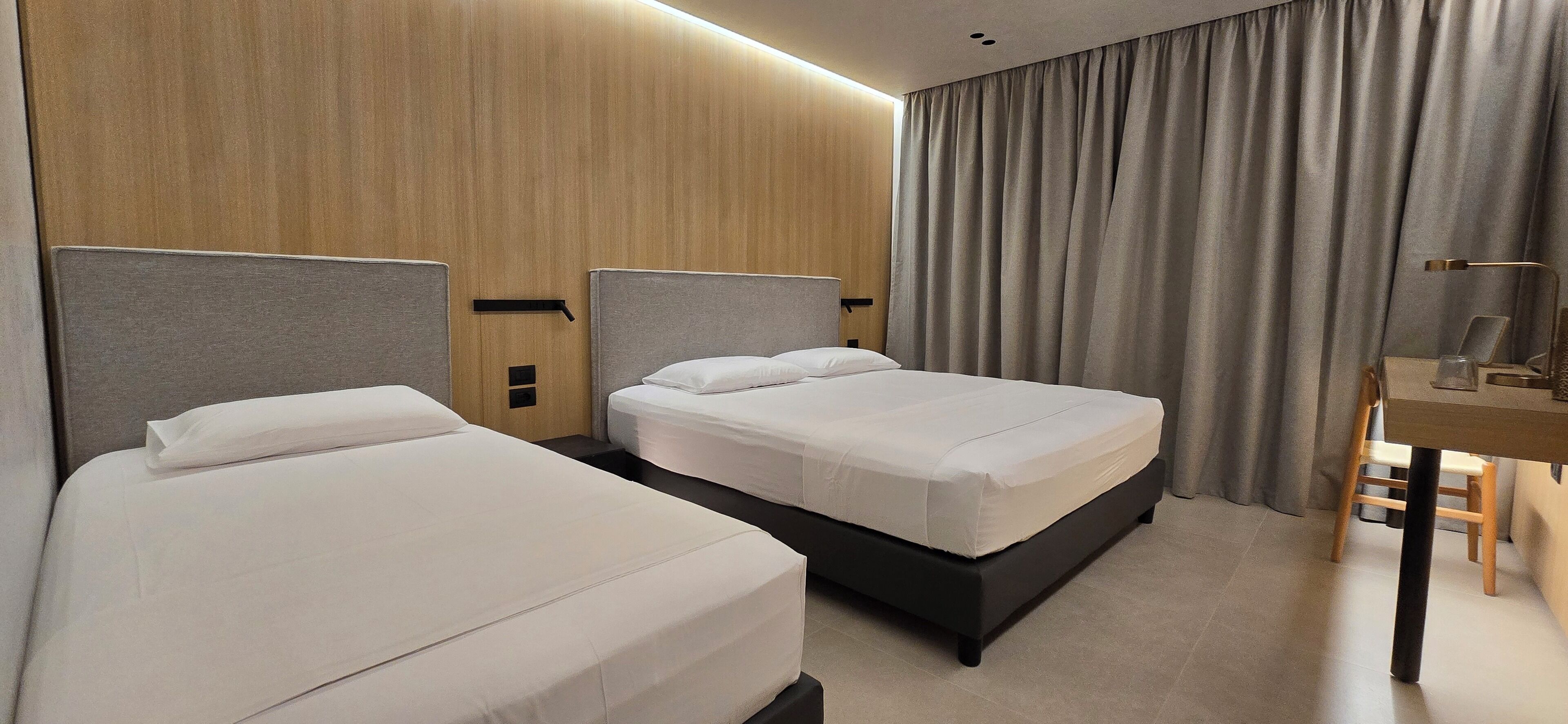 Hypo-allergenic bedding, minibar, in-room safe, desk