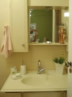 Apartment, 2 Double Beds, Non Smoking | Bathroom | Shower, towels - Apto Praia Central Camburiu (Balneário Camboriú)