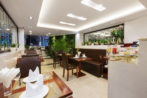 Breakfast, lunch and dinner served - Splendid Pearlight Hanoi (Hanoi)