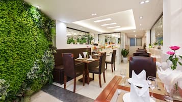 Se sirven desayunos, almuerzos y cenas; cocina local e internacional