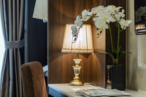 Een minibar, een kluis op de kamer, een bureau, verduisterende gordijnen