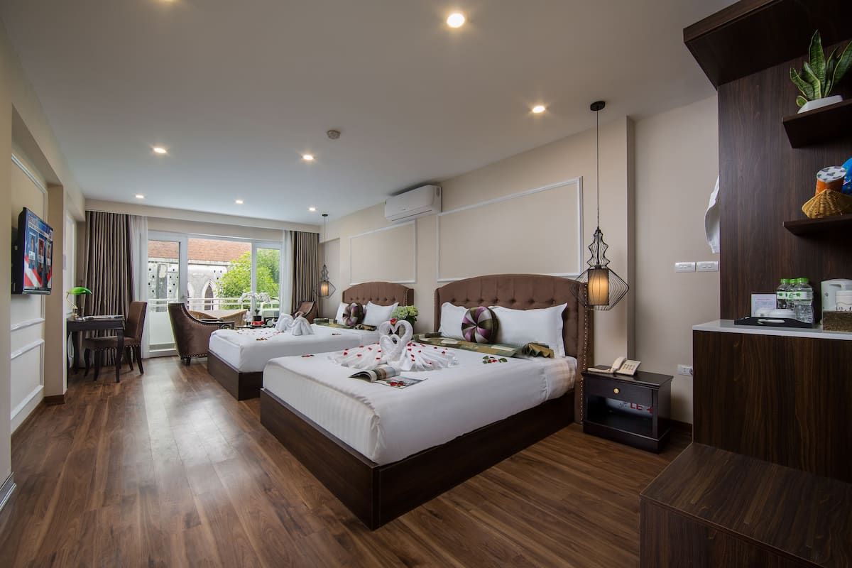 Phòng dành cho gia đình, ban công | Minibar, két bảo mật tại phòng, bàn, màn/rèm cản sáng 