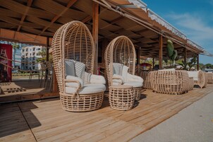 在附近的私人海滩、小屋（收费）、沙滩椅、海滩遮阳伞