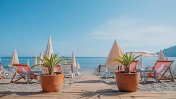 Playa privada en los alrededores y camas de playa (con cargo)