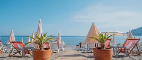 Private beach nearby, beach cabanas, sun loungers, beach umbrellas