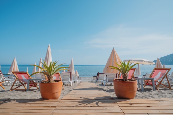 Plage privée à proximité, cabines (en supplément), chaises longues