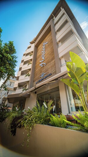 Vista frontal de la propiedad