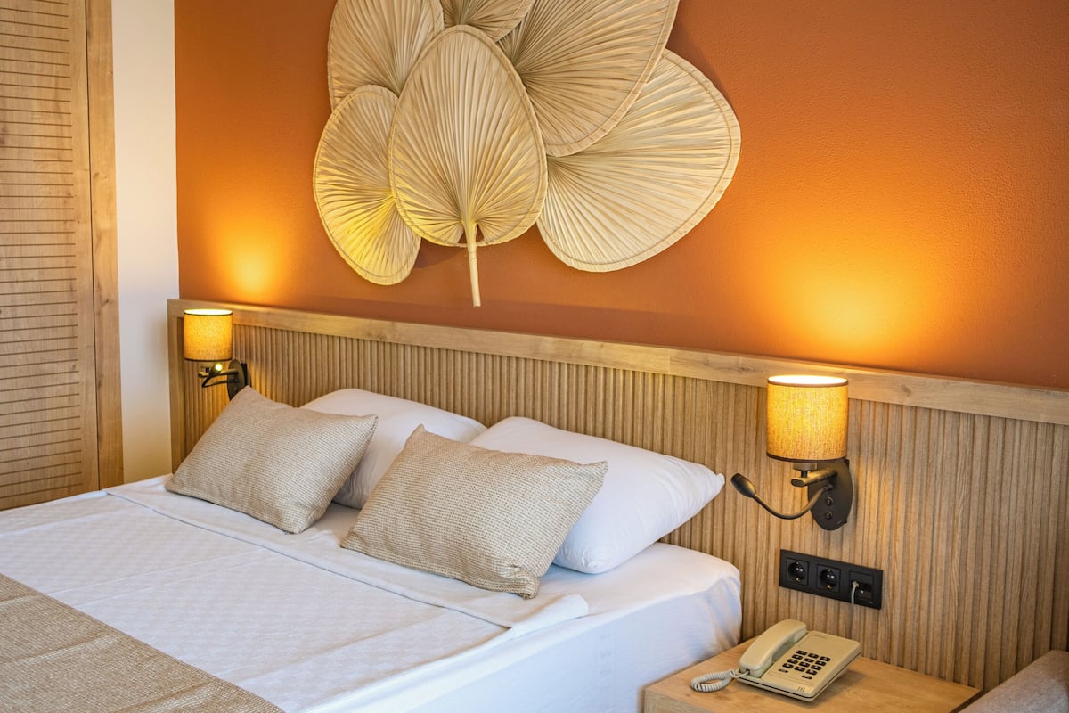 1 kamar tidur, minibar, kedap suara, dan setrika/meja setrika