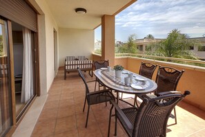 Outdoor dining - Large and comfortable apartment in Javea, Costa Blanca, Spain  with communal pool for 4 persons (Javea)