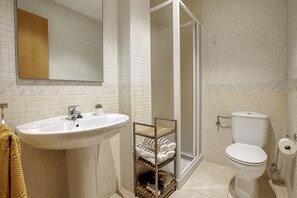 Combined shower/bathtub, hair dryer, bidet, towels - Large and comfortable apartment in Javea, Costa Blanca, Spain  with communal pool for 4 persons (Javea)