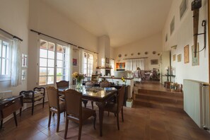 Villa, Mehrere Betten, Nichtraucher | Essbereich im Zimmer