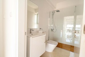 Hiustenkuivaaja, pyyhkeet, vessapaperi