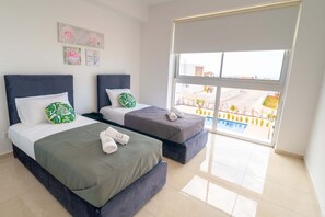 4 makuuhuonetta, tallelokero huoneessa, silitysrauta/-lauta