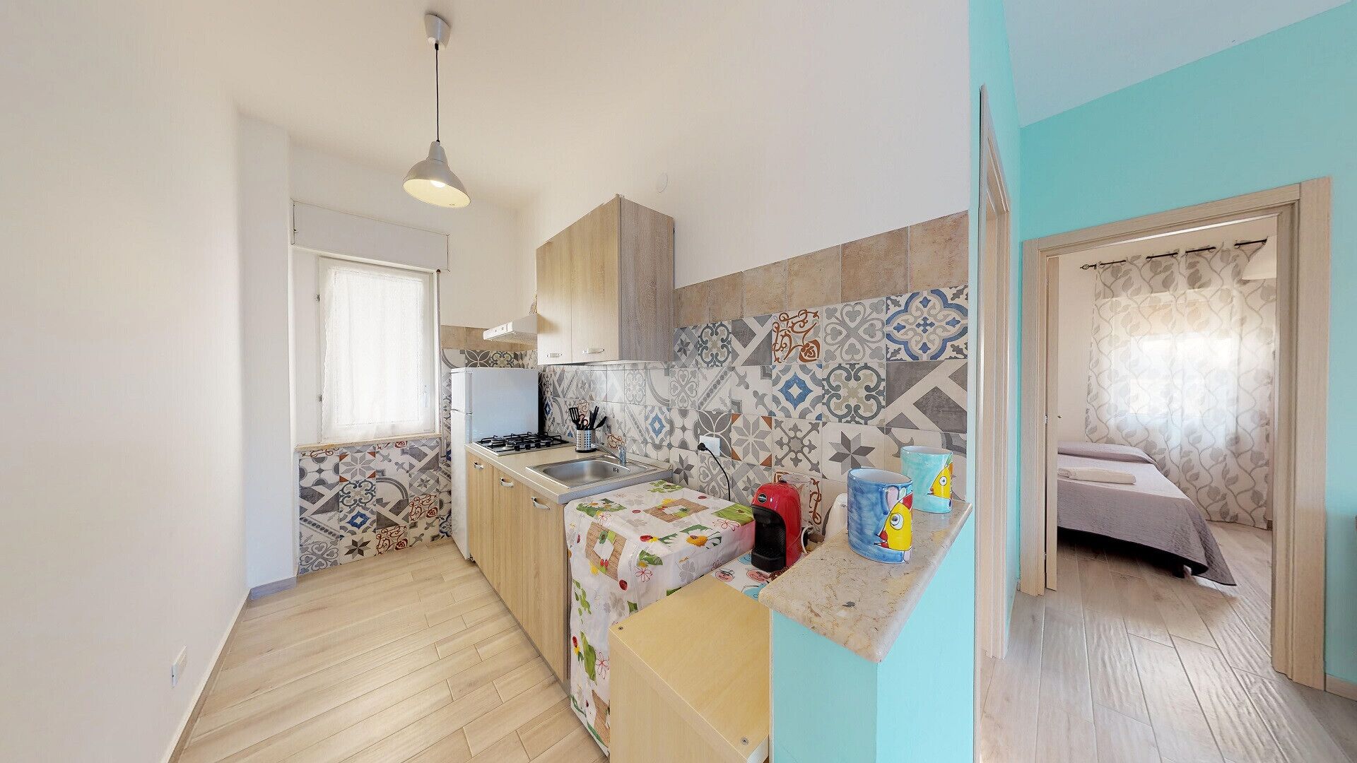 Kylskåp, ugn, spishäll och kaffe- och tebryggare