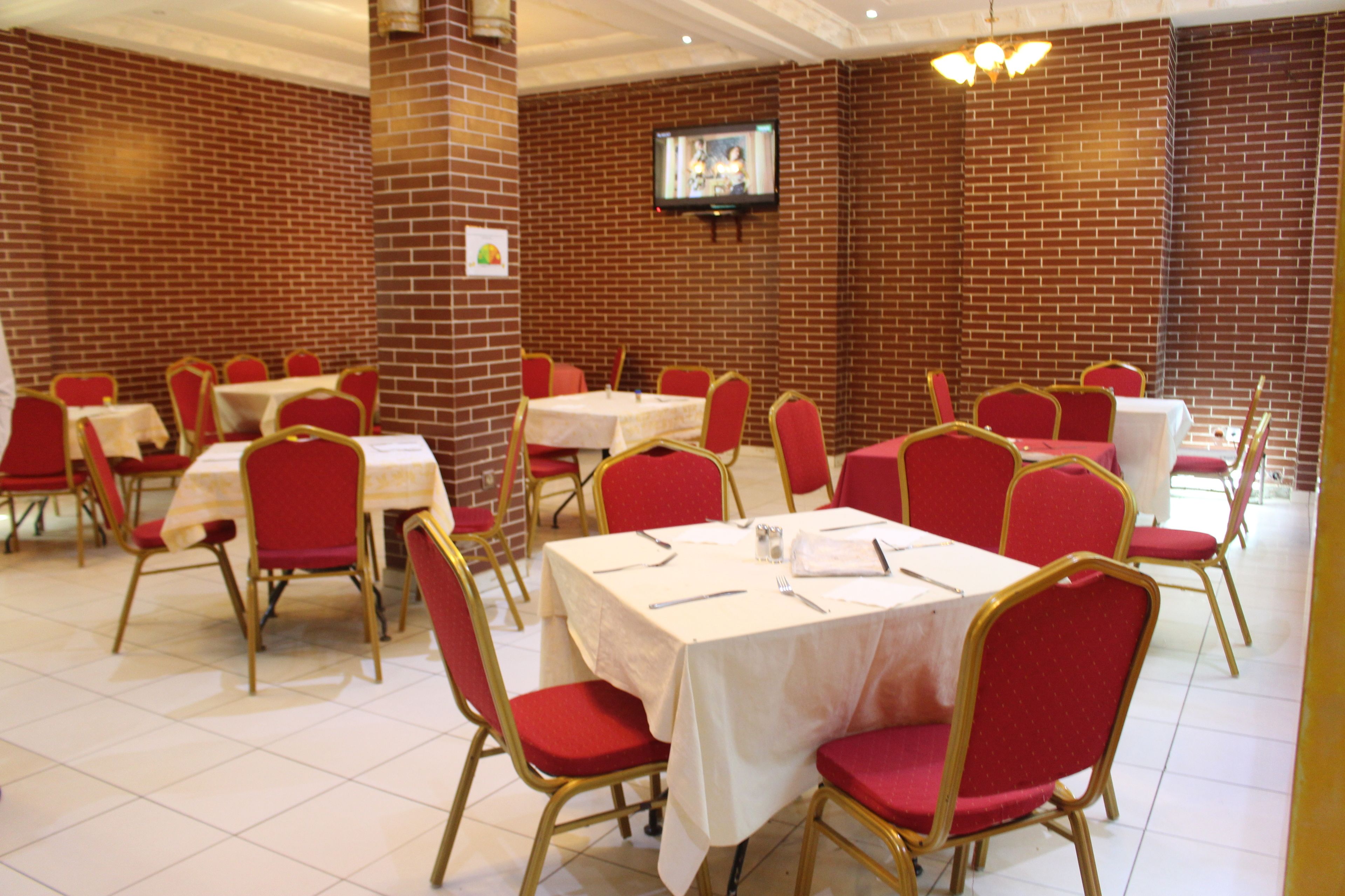 S'hi serveixen esmorzars, dinars i sopars 