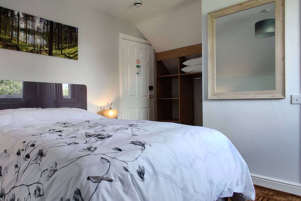 Double Room, Ensuite | Blackout curtains, iron/ironing board, free WiFi, bed sheets