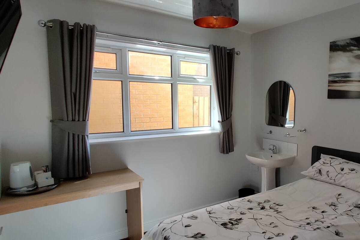 Single Room | Blackout curtains, iron/ironing board, free WiFi, bed sheets