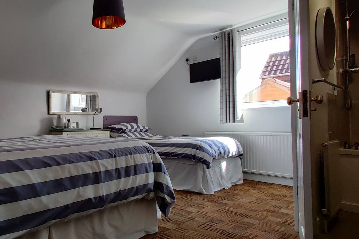 Triple Room with Bathroom | Blackout curtains, iron/ironing board, free WiFi, bed sheets