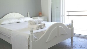 Family House, 4 Bedrooms | 4 bedrooms, individually decorated, individually furnished, desk