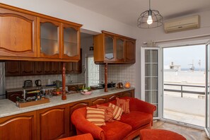 Großer Kühlschrank, Herdplatte, Wasserkocher mit Kaffee-/Teezubehör