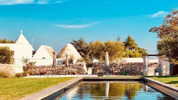 AuĂenpool (je nach Saison geöffnet), Sonnenschirme, LiegestĂŒhle