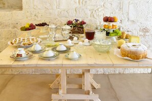 بوفيه فطور مجانًا يوميًا
