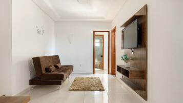 Apartamento conforto, várias camas, para não fumantes, vista para a cidade | Sala de estar | TV de tela plana