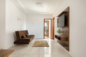 Apartamento conforto, várias camas, para não fumantes, vista para a cidade | Sala de estar | TV de tela plana